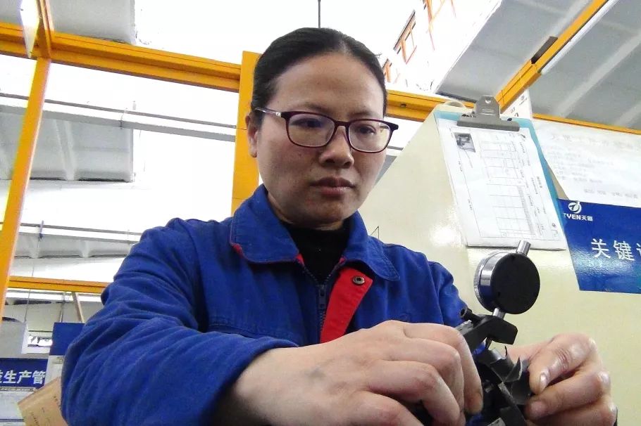 【最美(měi)兵(bīng)裝人(rén)&lt;23&gt;】湖(hú)南(nán)天雁侯燕蓉：“磨”出來(lái)的(de)“免檢”屬性