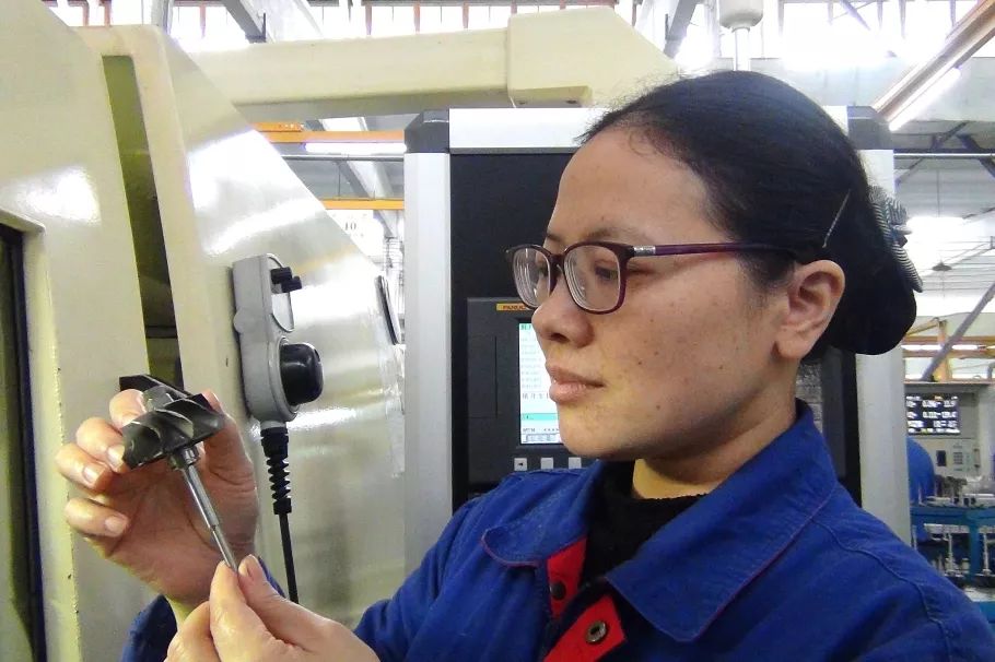 【最美(měi)兵(bīng)裝人(rén)&lt;23&gt;】湖(hú)南(nán)天雁侯燕蓉：“磨”出來(lái)的(de)“免檢”屬性