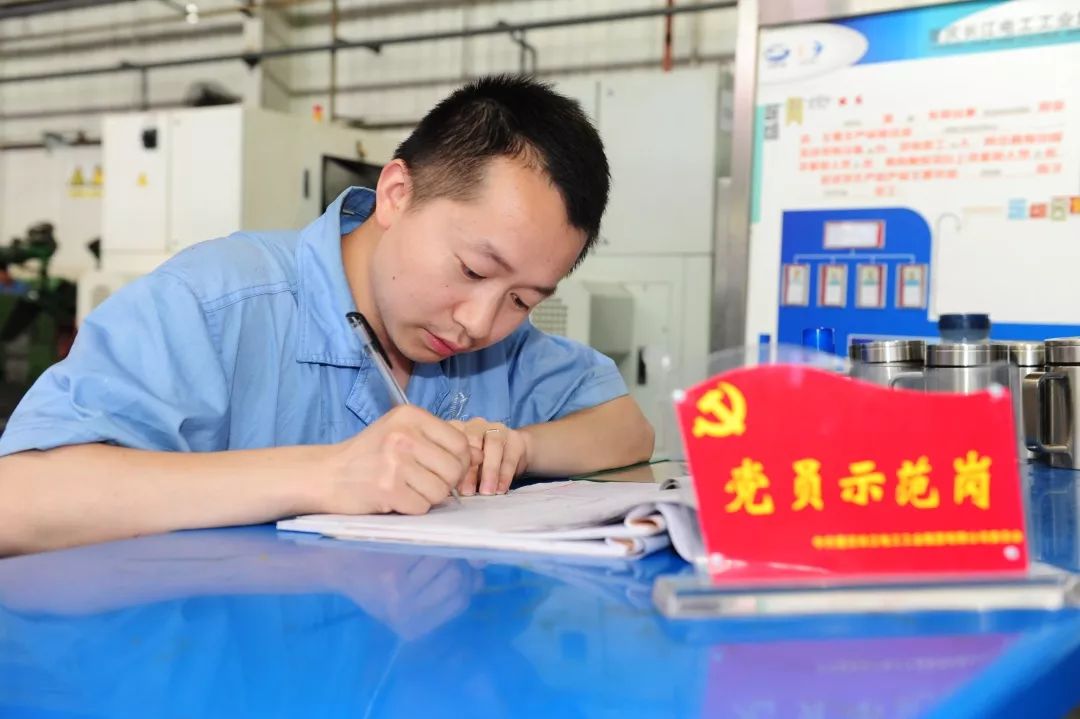 【打赢百日(rì)攻堅戰<17>】長(cháng)江電(diàn)工(gōng):念好(hǎo)四字“真經”   确保精準中的(de)