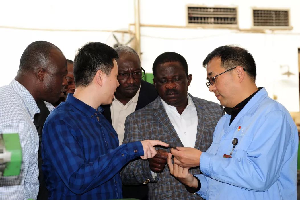 【建功“一(yī)帶一(yī)路(lù)”】長(cháng)江電(diàn)工(gōng):一(yī)家(jiā)兩代人(rén)  “一(yī)帶一(yī)路(lù)”情