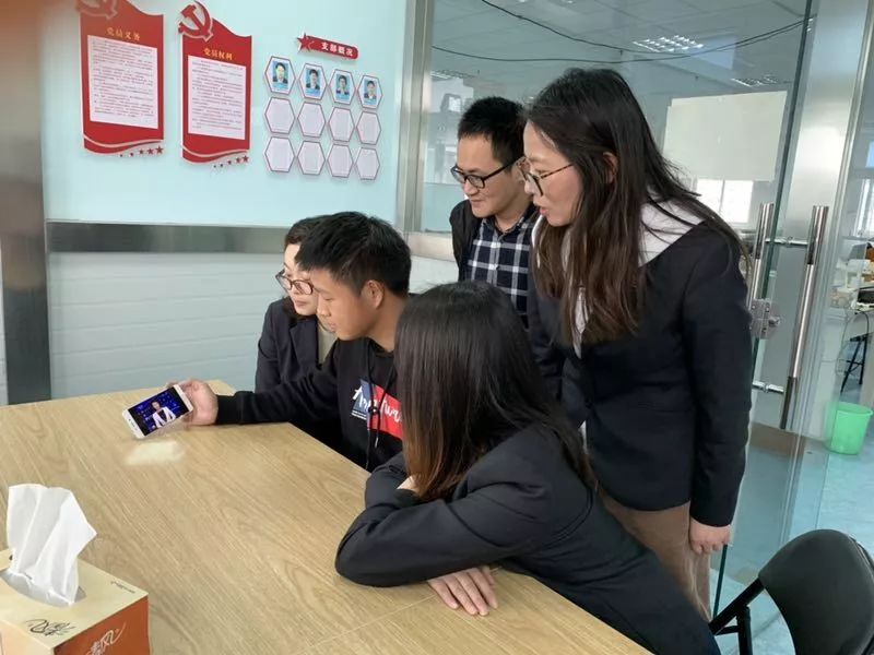 “兵(bīng)裝心青年(nián)”熱(rè)議(yì)習(xí)總書(shū)記對(duì)青年(nián)的(de)寄語