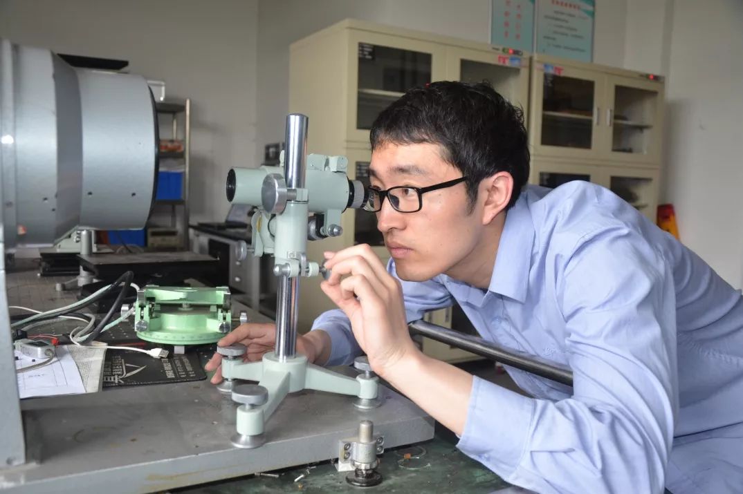 【兵(bīng)裝青年(nián)标兵(bīng)①】華中光(guāng)電(diàn)楊龍:一(yī)個(gè)“精密”的(de)90後