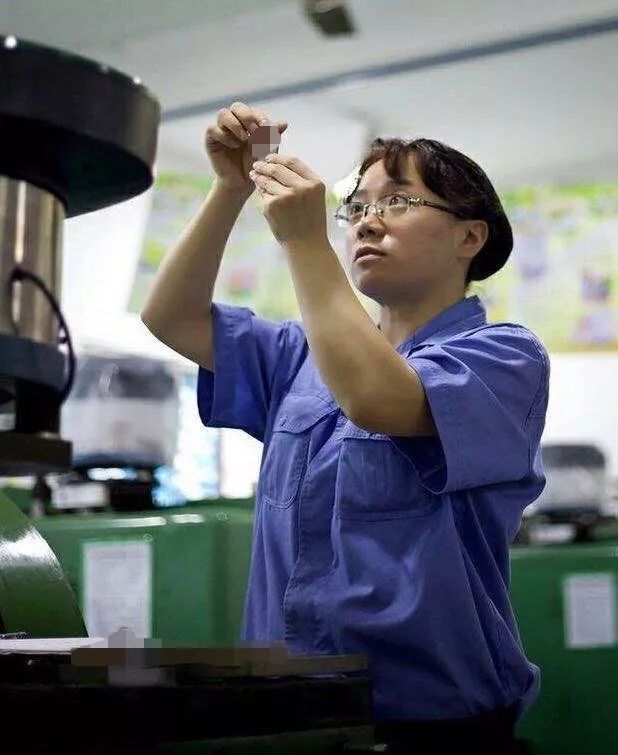 【最美(měi)兵(bīng)裝人(rén)&lt;30&gt;】長(cháng)江電(diàn)工(gōng)周克容：盛開(kāi)的(de)“科(kē)研玫瑰”