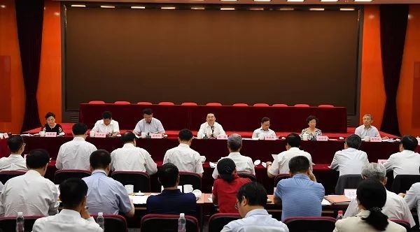 國(guó)資委與中央企業(yè)簽訂經營業(yè)績責任書(shū)，郝鵬強調要(yào)全力以赴穩增長(cháng)切實發揮好(hǎo)“穩定器(qì)”作(zuò)用(yòng)