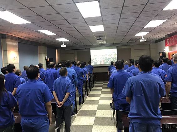 可(kě)敬！國(guó)慶中的(de)兵(bīng)裝身(shēn)影(yǐng)