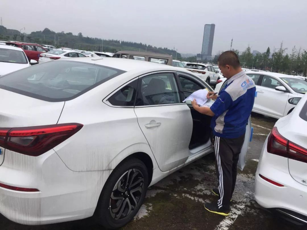 可(kě)敬！國(guó)慶中的(de)兵(bīng)裝身(shēn)影(yǐng)