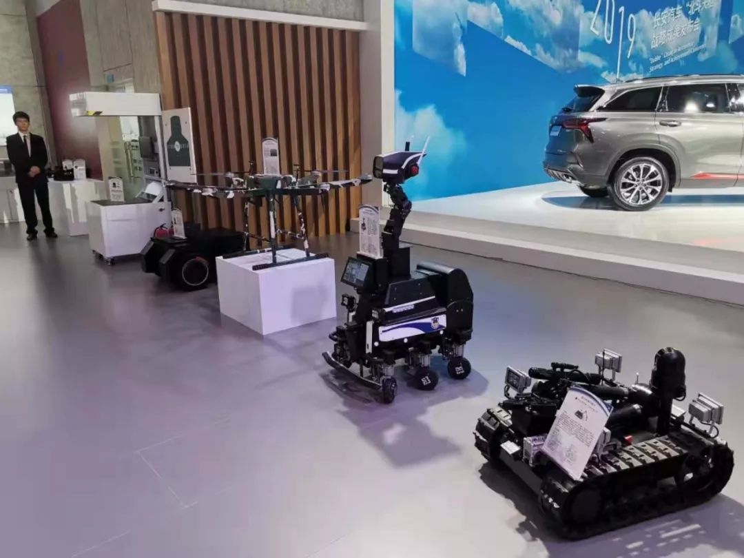 實力跨界，瞧瞧他(tā)們的(de)機(jī)器(qì)人(rén)家(jiā)族