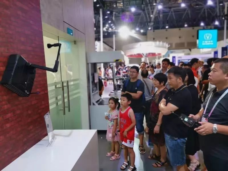 實力跨界，瞧瞧他(tā)們的(de)機(jī)器(qì)人(rén)家(jiā)族